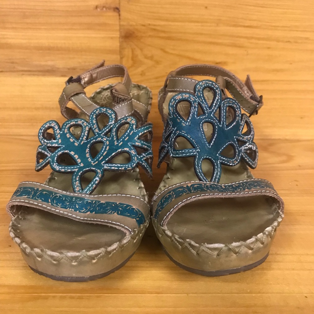 L’Artiste Spring Step wedge sandal.  Size 37